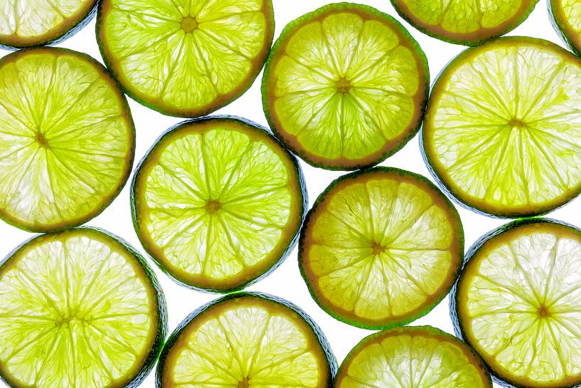 Collage aus Limettenscheiben mit weißem Hintergrund. von Carola Schellekens
