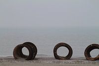 Roestig metaal aan een rustige zee