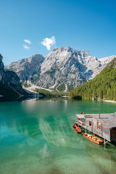 Prager Wildsee in den Dolomiten mit den Boden und dem Steg von Leo Schindzielorz