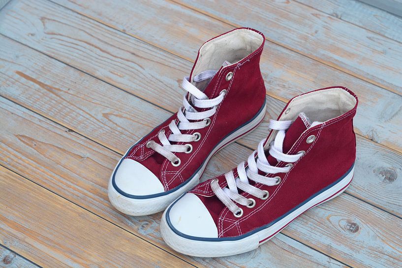 Turnschuhe aus Leinwand auf altem Holzgrund von Trinet Uzun