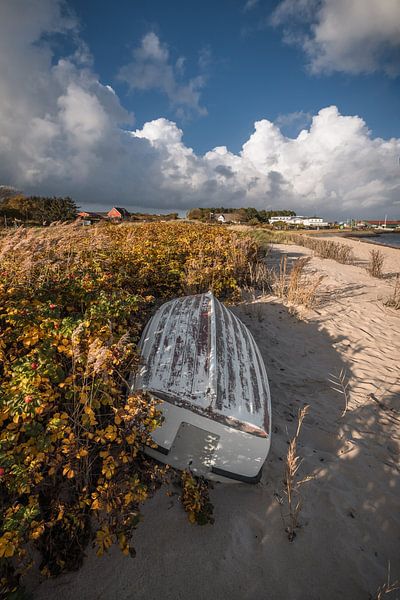 Le vieux bateau sur la plage par Beate Zoellner