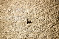 Seelenschiff auf dem offenen Meer vor Santorin, Griechenland