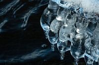 Close-up van ijssculpturen in de winter in Jena aan de rivier de Saale