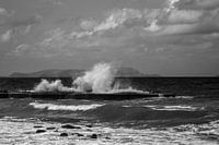 Klotsend water door harde wind op zee