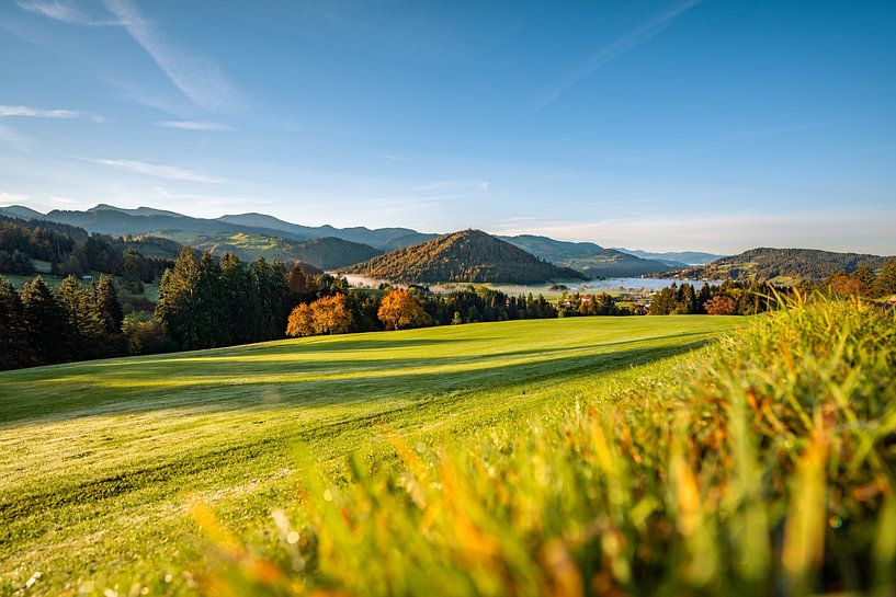 erste Sonnenstrahlen im Herbst mit Blick auf den Hochgrat, Staufen und Oberstaufen von Leo Schindzielorz