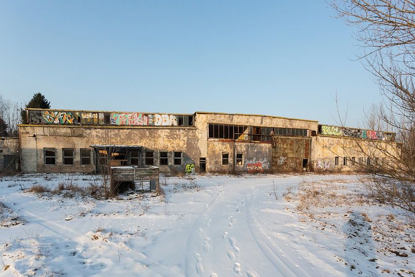 Alte Flugzeug-Montagehalle im Winter - Lost Place Alter Flugplatz Rangsdorf von Frank Herrmann
