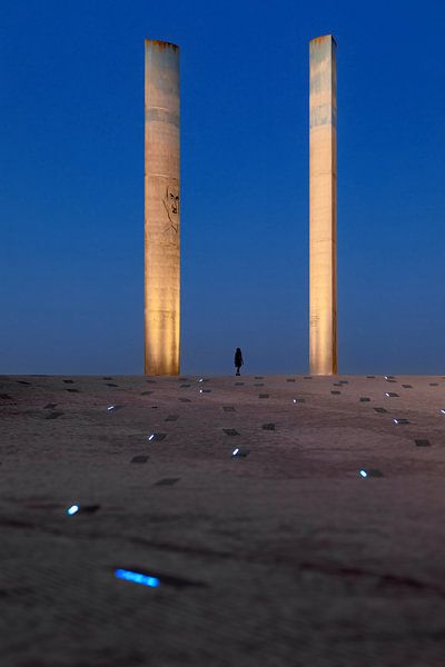 Big pillars, small people by Tilo Grellmann