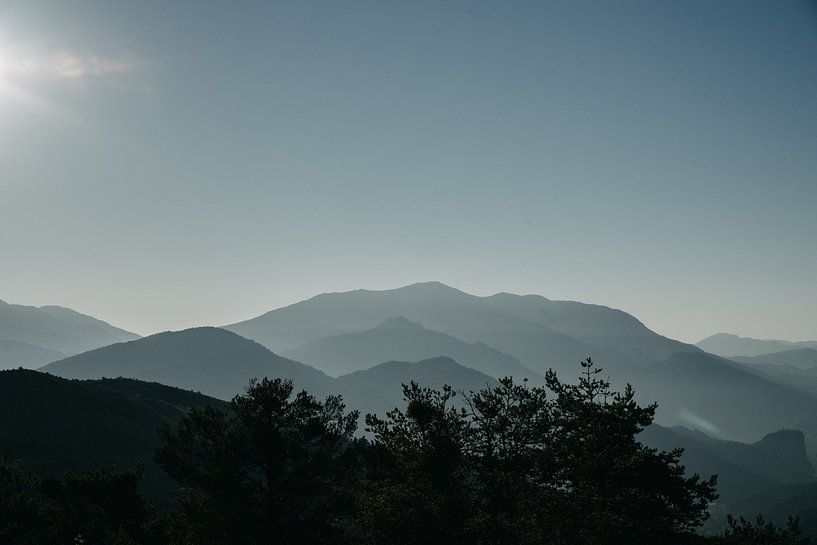 Neblige Berge bei Sonnenaufgang in den Gorges du Verdon (Frankreich) von Lauri Miriam van Bodegraven