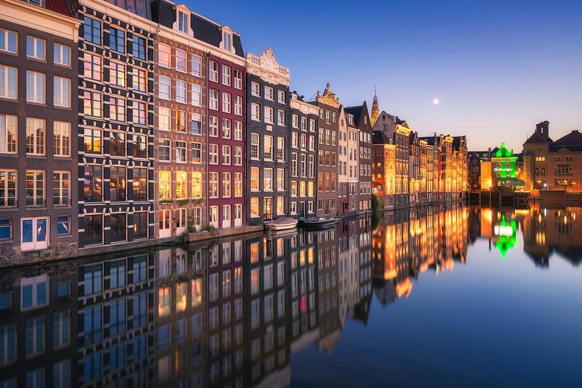 Damrak Amsterdam during blue hour by Vincent Fennis