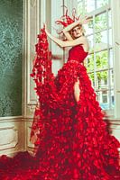 Mode-Modell in rotem Kleid