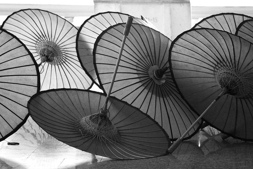 Sonnenschirme in einem Thai-Tempel von Wytze Plantenga