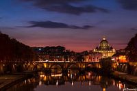Der Petersdom von der Tiberbrücke aus bei einem violetten Sonnenuntergang