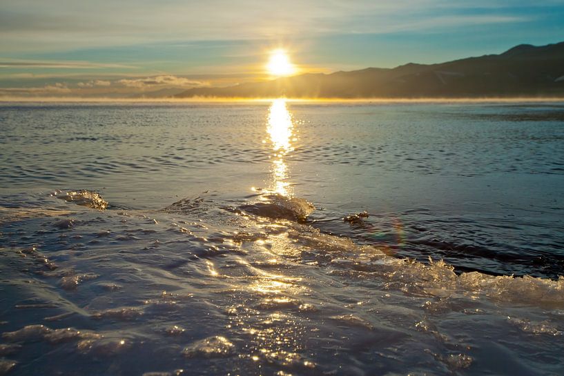 La lisière de la glace au bord de l'eau bleue par Michael Semenov
