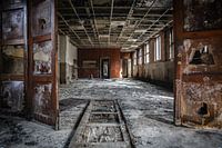 Vervallen pand met mooie houten deuren