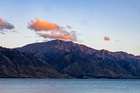Zonsondergang tegen berg