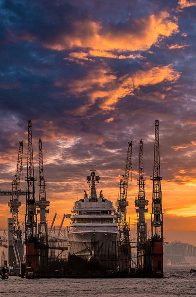 Schiff im Trockendock von Dieter Walther