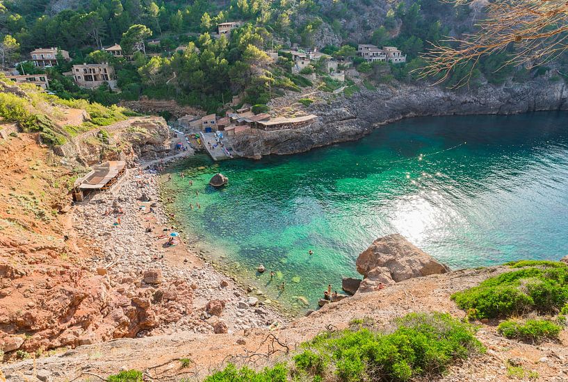Baie idyllique avec à la côte de la plage Cala Deia sur Majorque par Alex Winter