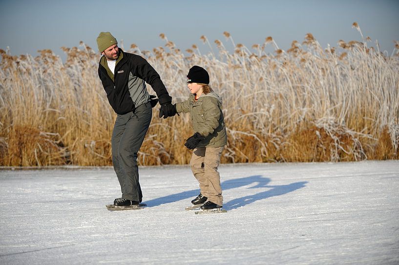 Schaatsende vader en zoon op de Nieuwkoopse Plassen van Merijn van der Vliet