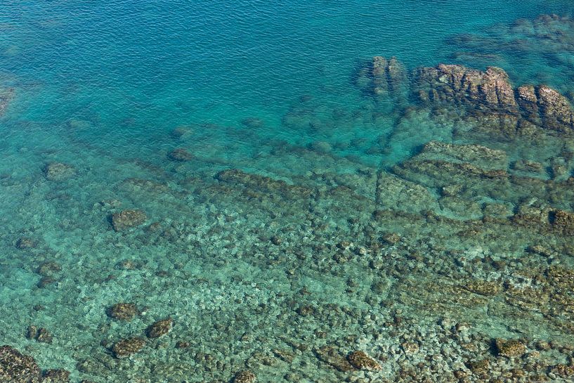 Klares Wasser und Felsen an der Mittelmeerküste von Adriana Mueller
