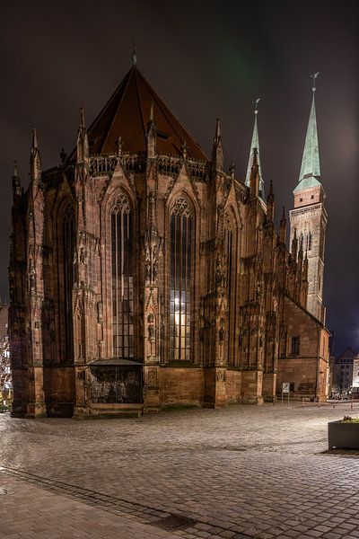 St. Sebaldus-Kirche in der Altstadt von Nürnberg bei Nacht, Deutschland von Joost Adriaanse