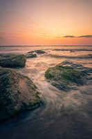 Fließendes Wasser zwischen den Felsen.