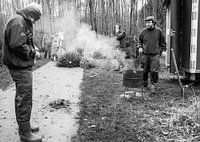 Schwarz-Weiß-Foto von Rauch im Wald