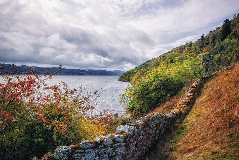 Loch Ness in Schottland. Menschenleere Idylle an der Steinmauer vom Urquhart Castle. von Jakob Baranowski - Photography - Video - Photoshop