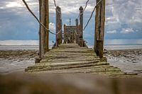 Bretagne, französische Brücke zu einem Fischerhäuschen, von wo aus...