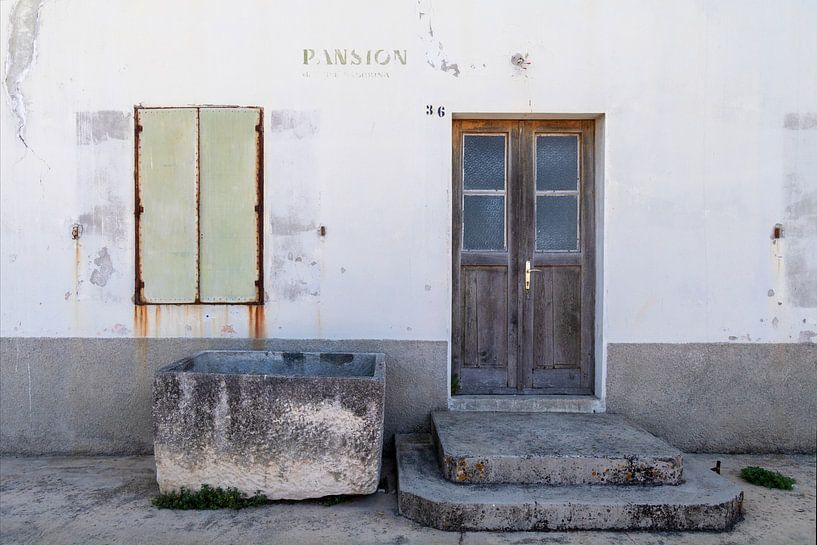 Door and hatch urban Lun island Pag Dalmatia by Russcher Tekst & Beeld