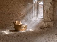 gelber Stuhl am Fenster in einem verlassenen Gebäude