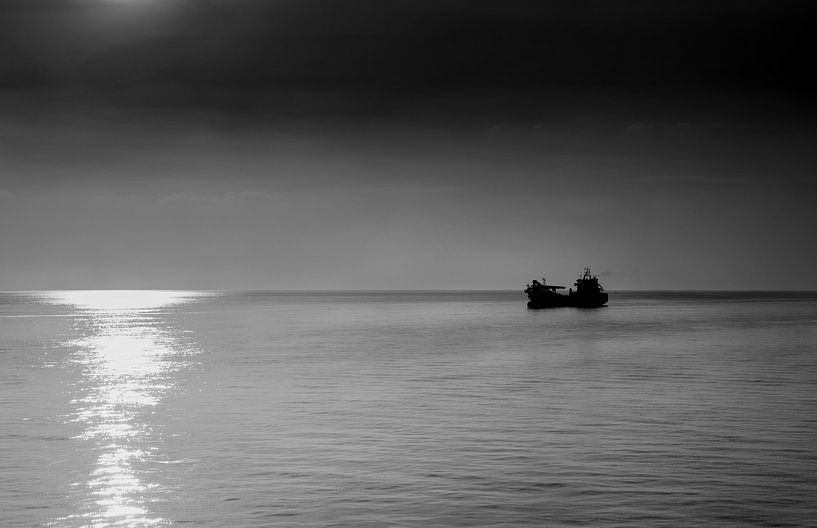 bateau noir et blanc par Jan Brons