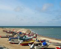 Kleurrijke bootjes op  het strand