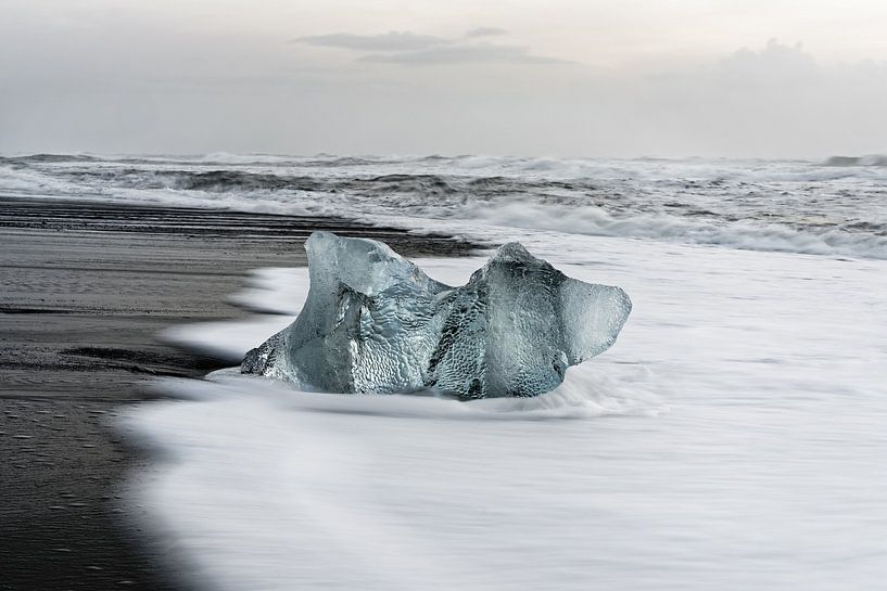 Bloc de glace sur une plage noire en Islande par Ralf Lehmann