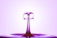 Collision d'éclaboussures en violet