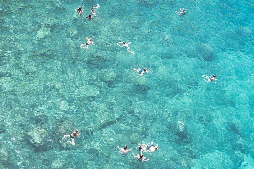 Schwimmen in einem türkisfarbenen Meer von Photolovers reisfotografie