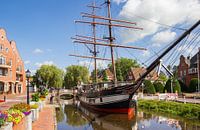Historisch zeilschip in de gracht van Papenburg