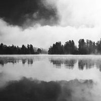 Morgennebel über dem See in Schwarzweiß