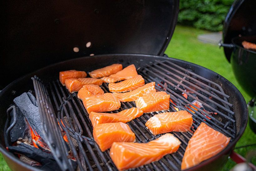 Cuisiner dans la cuisine extérieure en été par Fotografiecor .nl
