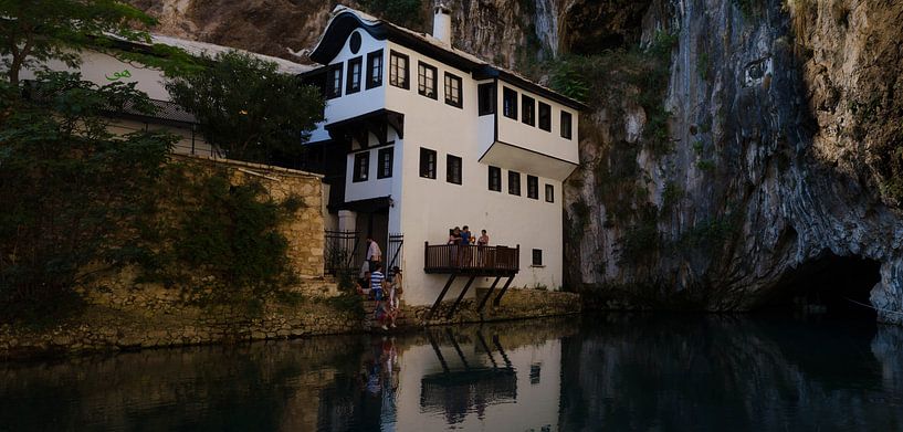 Huis bij grot by Willem van den Berge