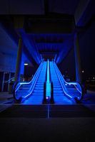Rolltreppe bei Nacht.