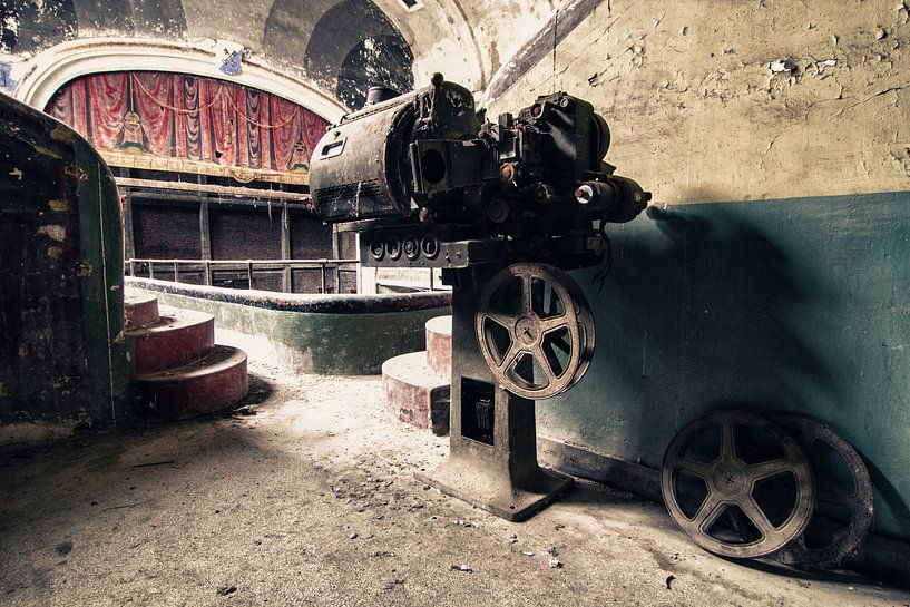 Vakantes Theater - Kino mit Projektor von Frens van der Sluis