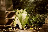 Klein huis in het najaar forest