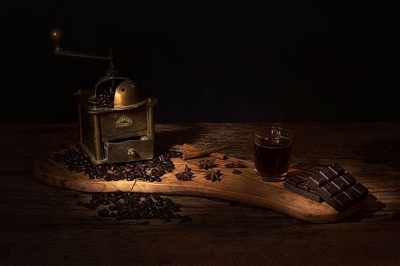 Farbverläufe in Braun. Stilleben mit Kaffeemühle in Brauntönen. von Saskia Dingemans Awarded Photographer