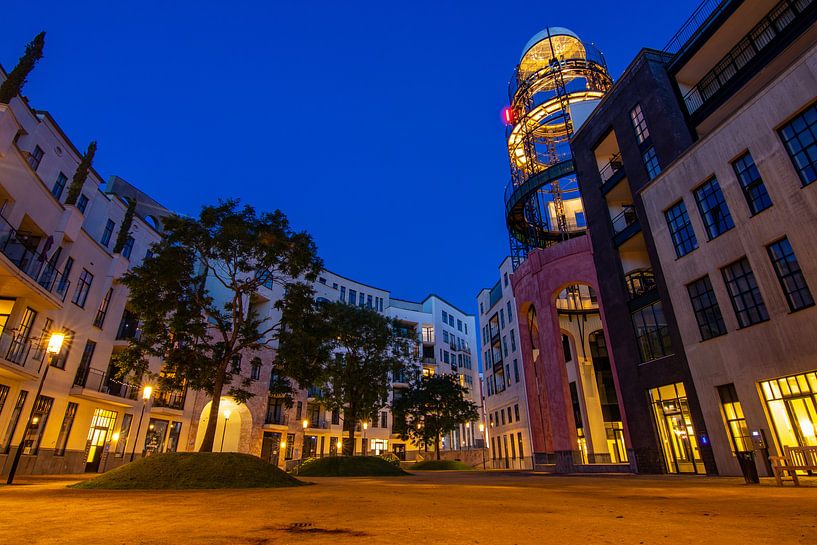 Das Mondquartal während der blauen Stunde von Mark Lenoire