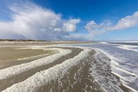 Mousse sur la plage d'Ameland avec un beau ciel nuageux