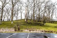 Natürlicher Kontrast: Parkhaus am Rande der Natur