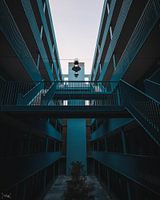 lorsque vous regardez dans une cage d'escalier