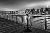 Ferngläser entlang des East River bei Nacht in Schwarz-Weiß