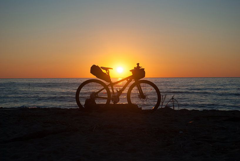Mountain bike op het strand by Miranda Zwijgers
