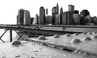 skyline NYC van Brooklyn Bridge in B/W